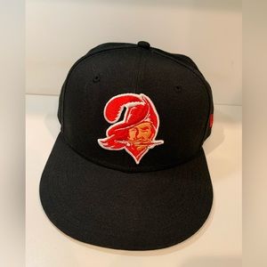 Buccaneers fitted black cap